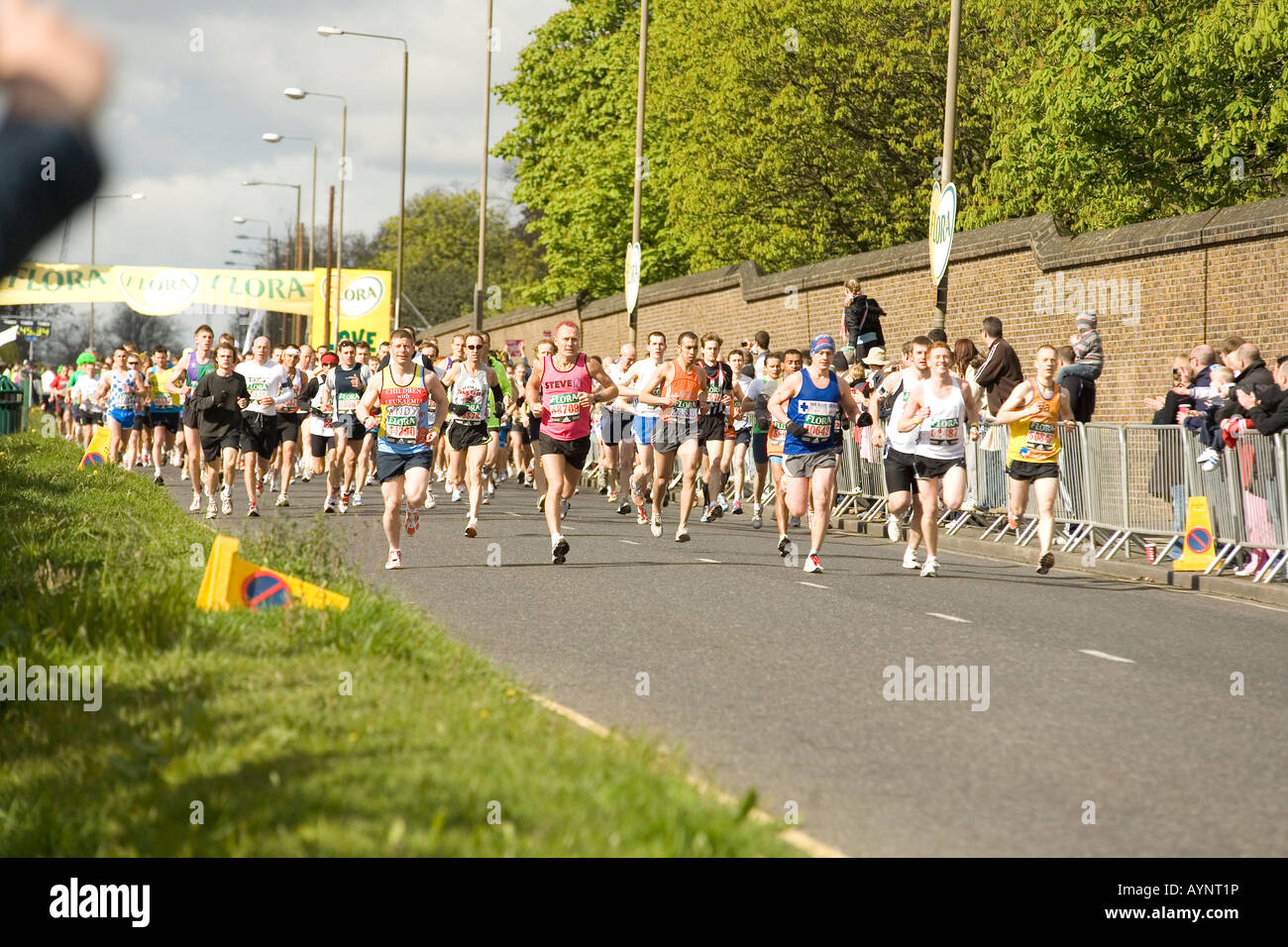 Die roten Start für den London Flora 2008 Marathon, Just außerhalb Greenwich Park, London, England. Stockfoto