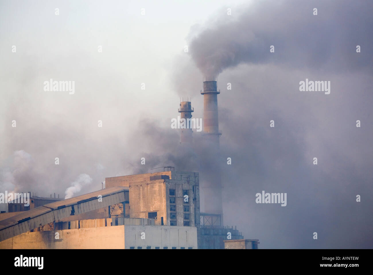 Verschmutzung durch eine Zementfabrik, in der Nähe von Delhi, Indien Stockfoto