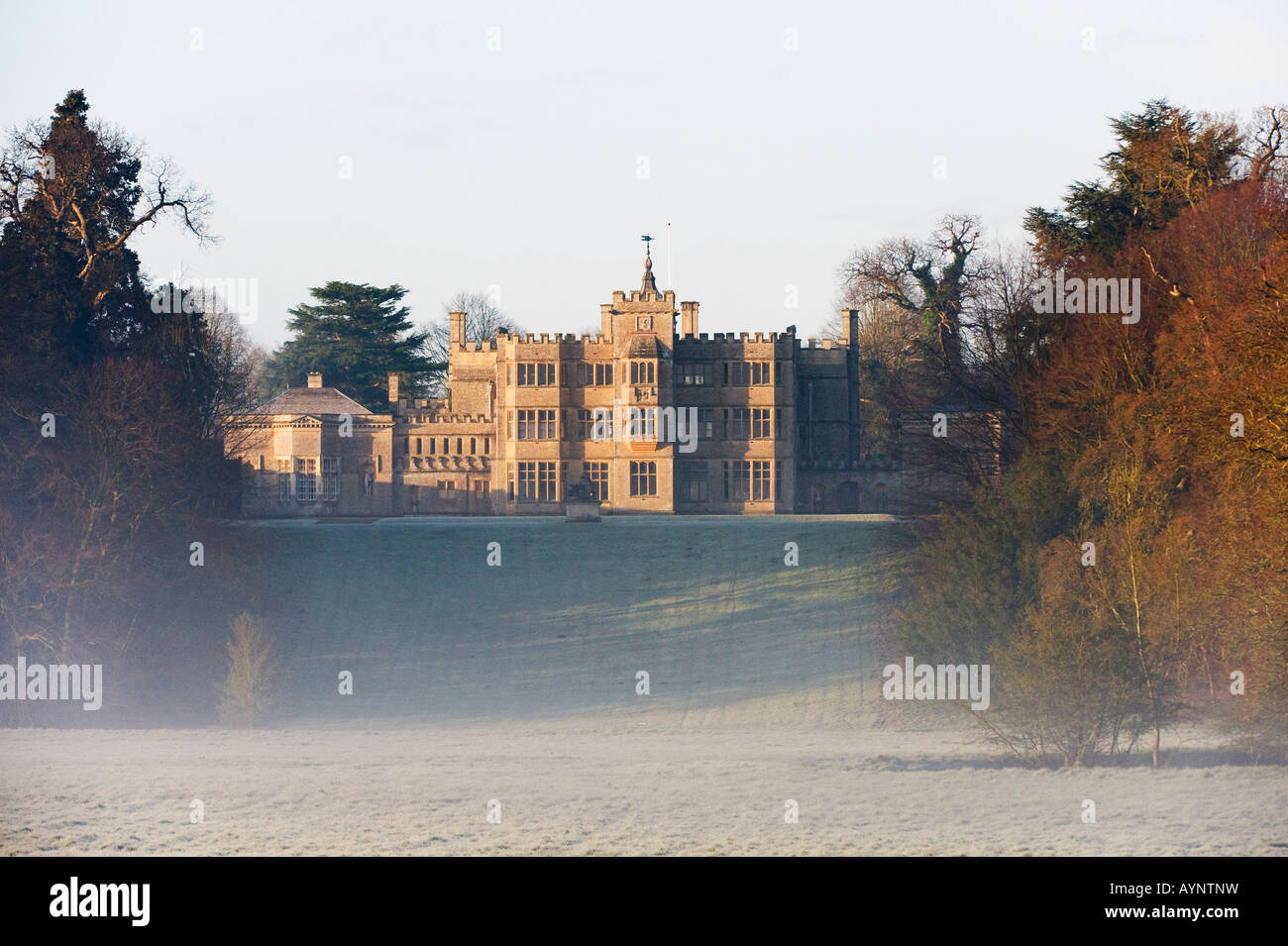 Rousham Park House an einem frostigen Nebel englische Morgen. Oxfordshire, England Stockfoto