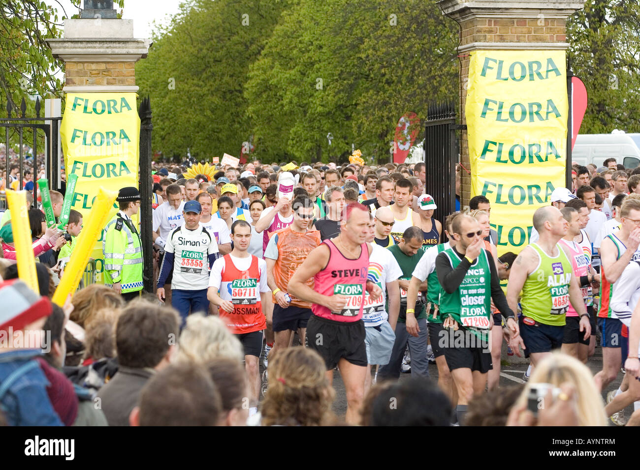 Die roten Start für den London Flora 2008 Marathon, Just außerhalb Greenwich Park, London, England. Stockfoto