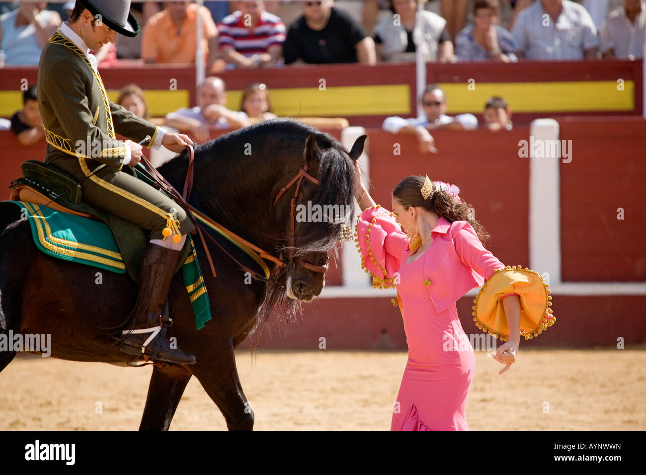 Frauen und Pferd tanzen in einer Show Pferd Messe Fuengirola Malaga Sonne Küste Andalusien Spanien Stockfoto