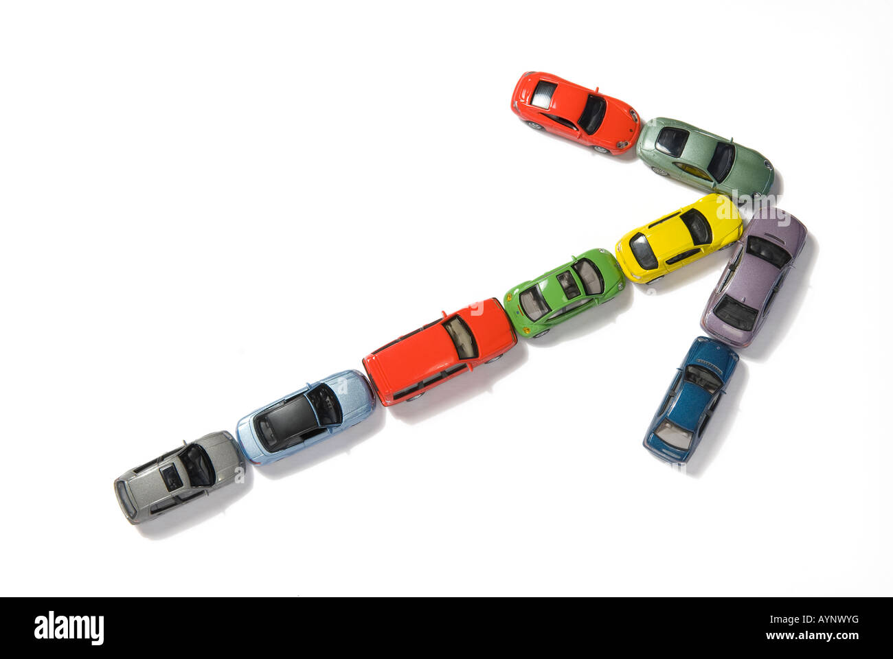 Spielzeug-Autos bilden Richtungspfeil Stockfoto