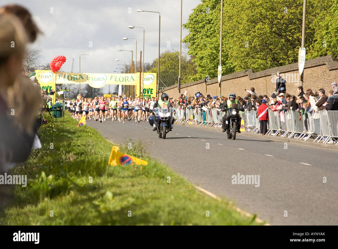 Die roten Start für den London Flora 2008 Marathon, Just außerhalb Greenwich Park, London, England. Stockfoto