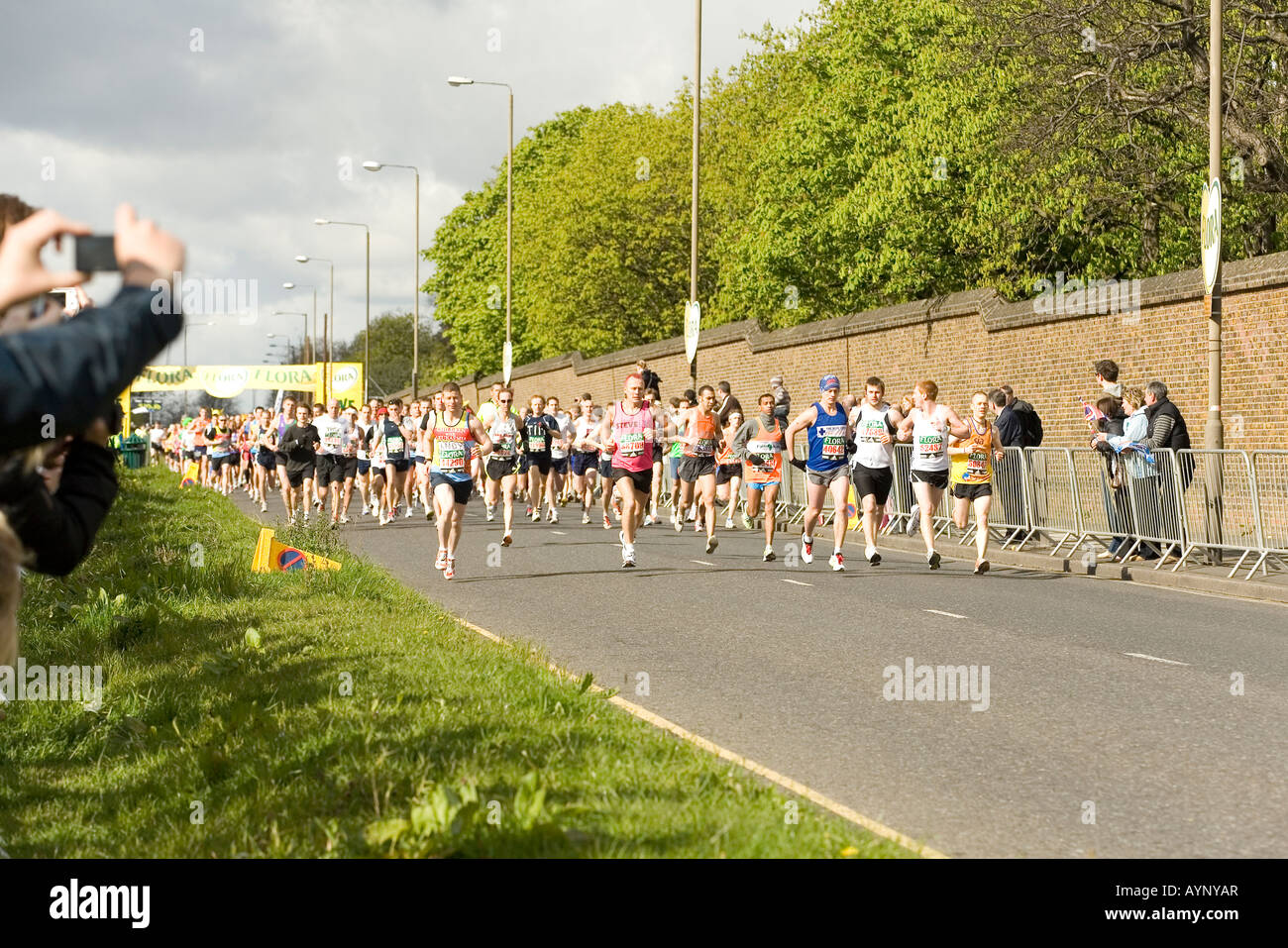 Die roten Start für den London Flora 2008 Marathon, Just außerhalb Greenwich Park, London, England. Stockfoto
