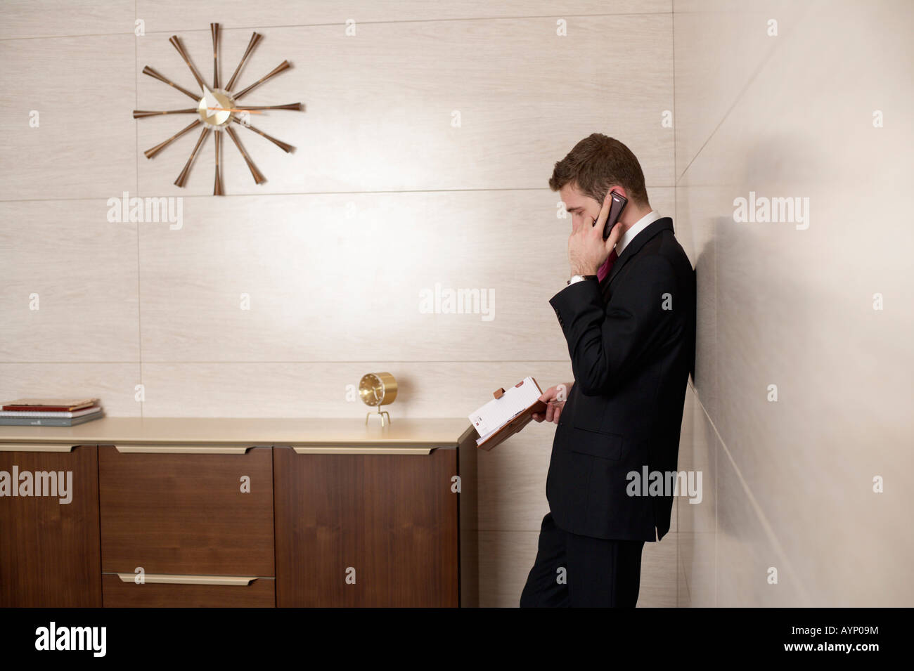 Geschäftsmann mit Tagebuch, telefonieren mit Handy Stockfoto