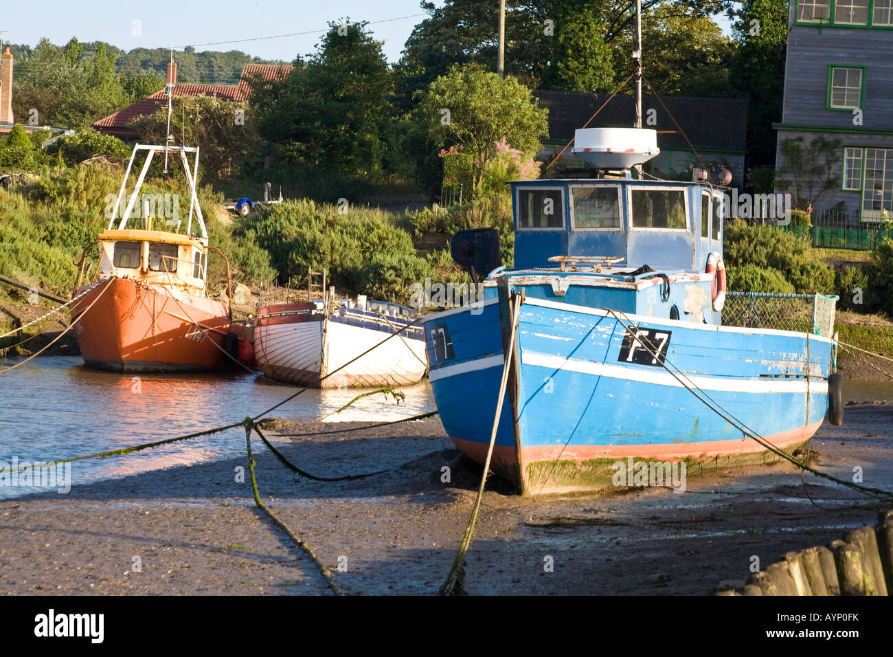Alten Fischerboote vertäut am Brancaster Staithe Hafen North Norfolk England Stockfoto