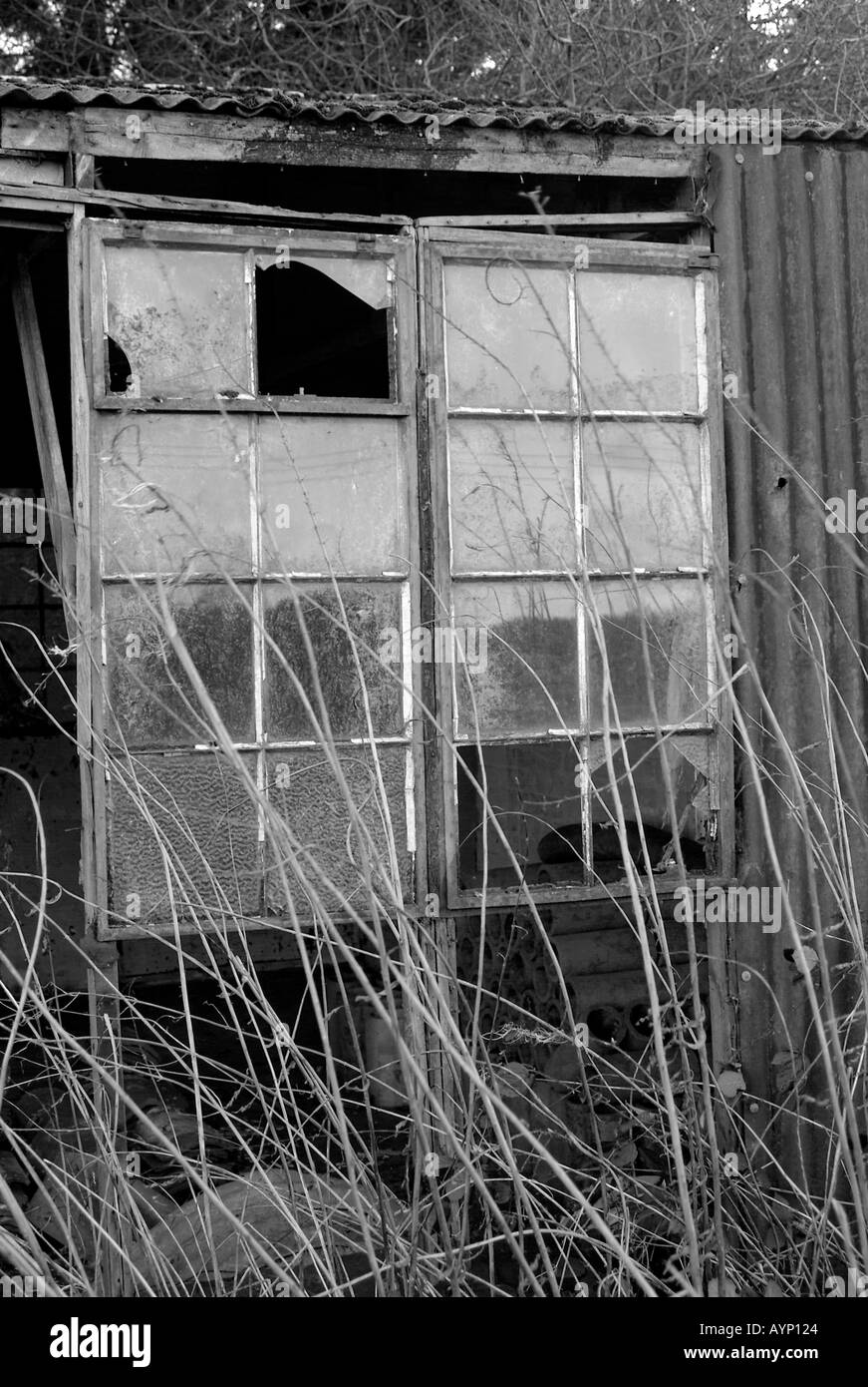 Gebäude Deralict heruntergekommen stillgelegtes schmuddelig verlassenen zerbrochenes Fenster Glas Spuk Renovierung Stockfoto