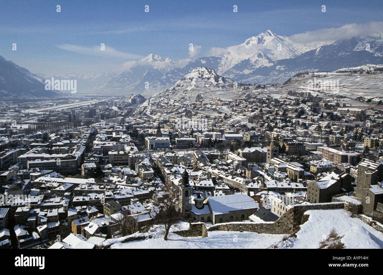 Europa Schweiz A-Blick auf die Schweizer Alpen im Winter und die Häuser der Stadt Sion Stockfoto