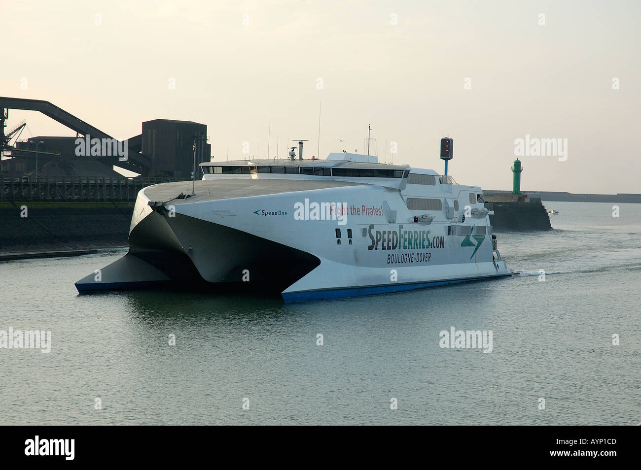 Geschwindigkeit eines High-Speed Fähre nahenden Boulogne Sur Mer Frankreich Europa Stockfoto