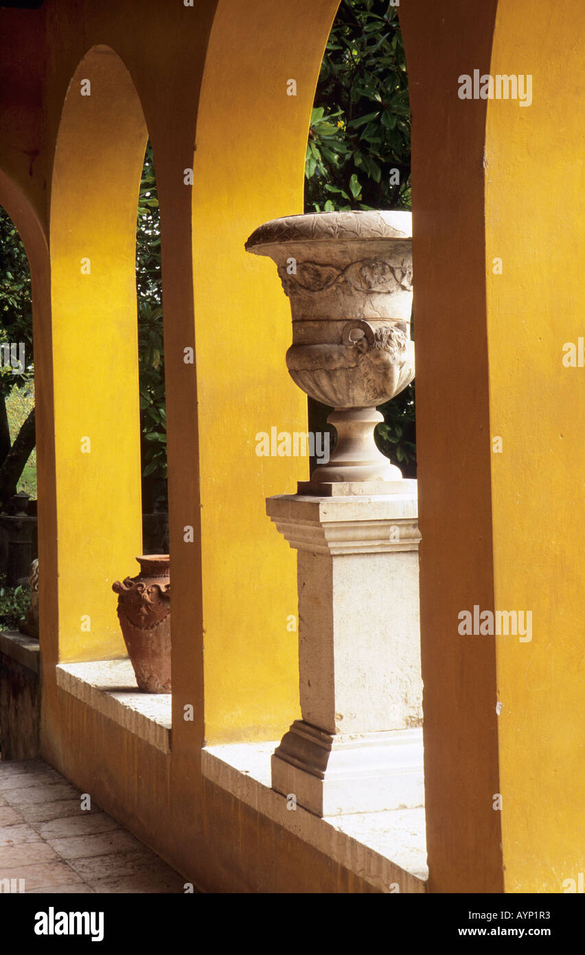 Bögen und Urne Detail Il Vittoriale nr Gardone Riviera Westseite des Lago di Garda Villa wurde ursprünglich genannt Villa Cargnacco es gehörte Henry Thade einen deutschen Kunstkritiker bis 1915 wurde es von der italienischen Regierung beschlagnahmt und verkauft an Gabriele d Annunzio in 1921 D Annunzio verwandelt es in heute zusammen mit Architekt gesehene Giancarlo Maroni gibt es viele Objekte im Inneren und in den Gärten eine Replik Brücke Schiff Open-Air-Theater und D Annunzio s Grab Stockfoto