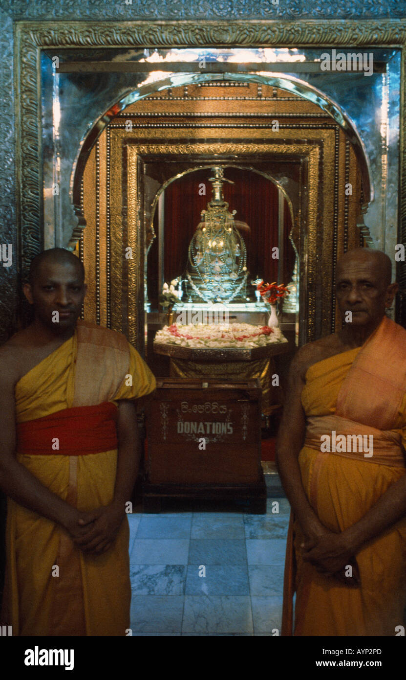 SRI LANKA in Südasien Kandy Religion Buddhismus von The Zahn Tempelwächter Außenzimmer halten sichtbar Sarg von der Zahn Stockfoto