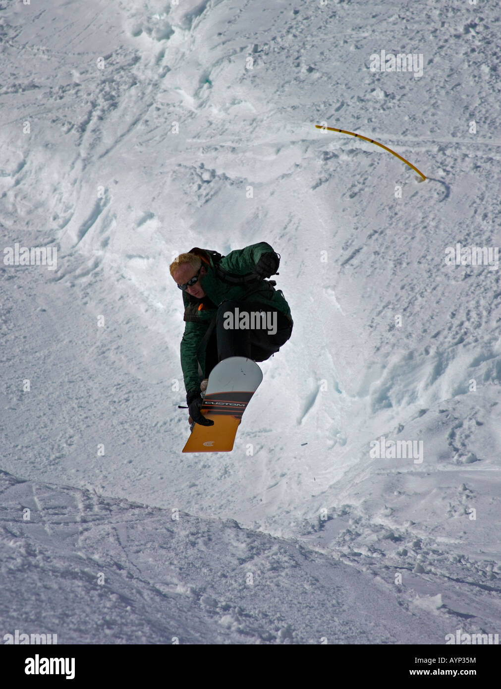 Einsamer Snowboarder springt in die Luft, Glencoe Ski Pisten, Lochaber, Schottland, UK, Europa Stockfoto