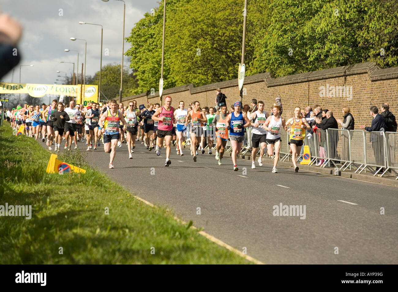 Die roten Start für den London Flora 2008 Marathon, Just außerhalb Greenwich Park, London, England. Stockfoto