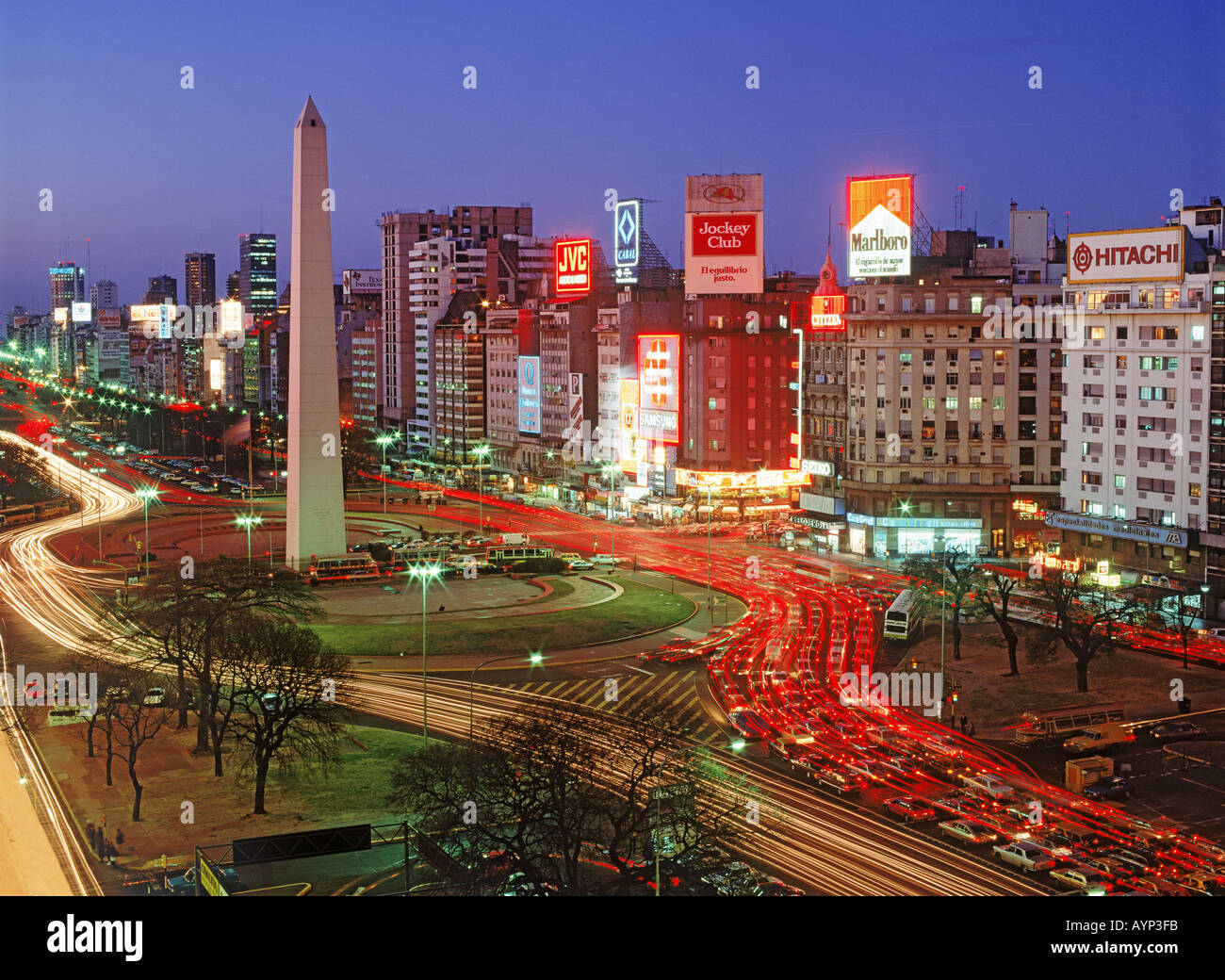 Obelisco oder Obelisk auf der Avenida 9 de Julio in der Dämmerung in Buenos Aires Stockfoto