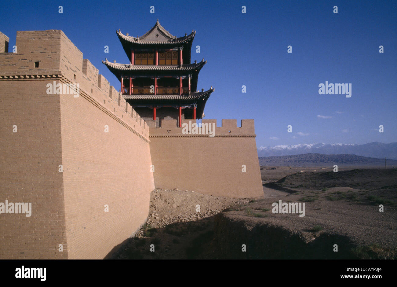 CHINA Gansu Jiayuguan Fort westlichen Ende der großen Mauer Türmen Mauern des Schlosses mit Pagode Gebäude und Landschaft Stockfoto