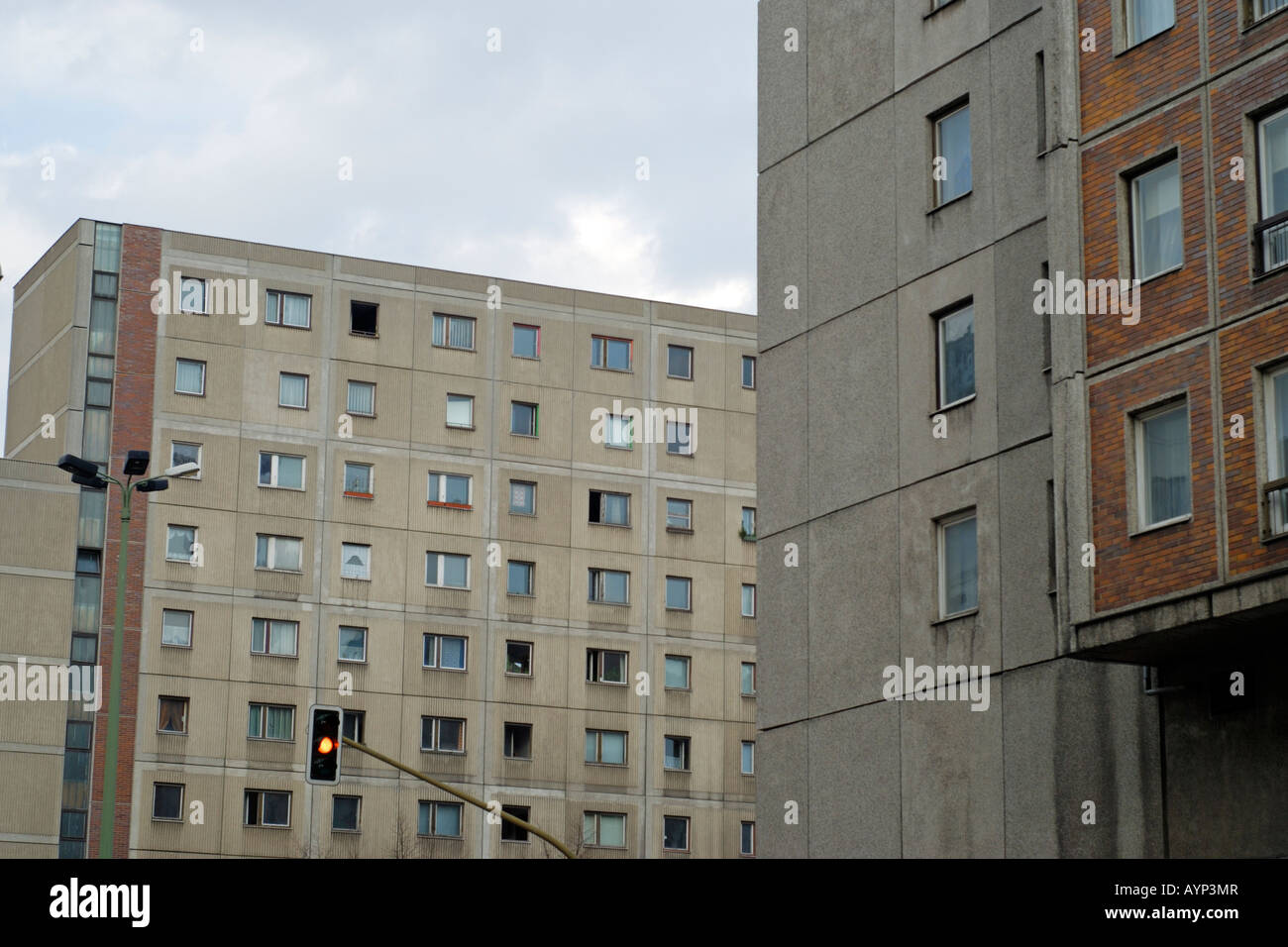 Typische industrialisierten Wohnung Blöcke im ehemaligen Ostteil Berlins Stockfoto