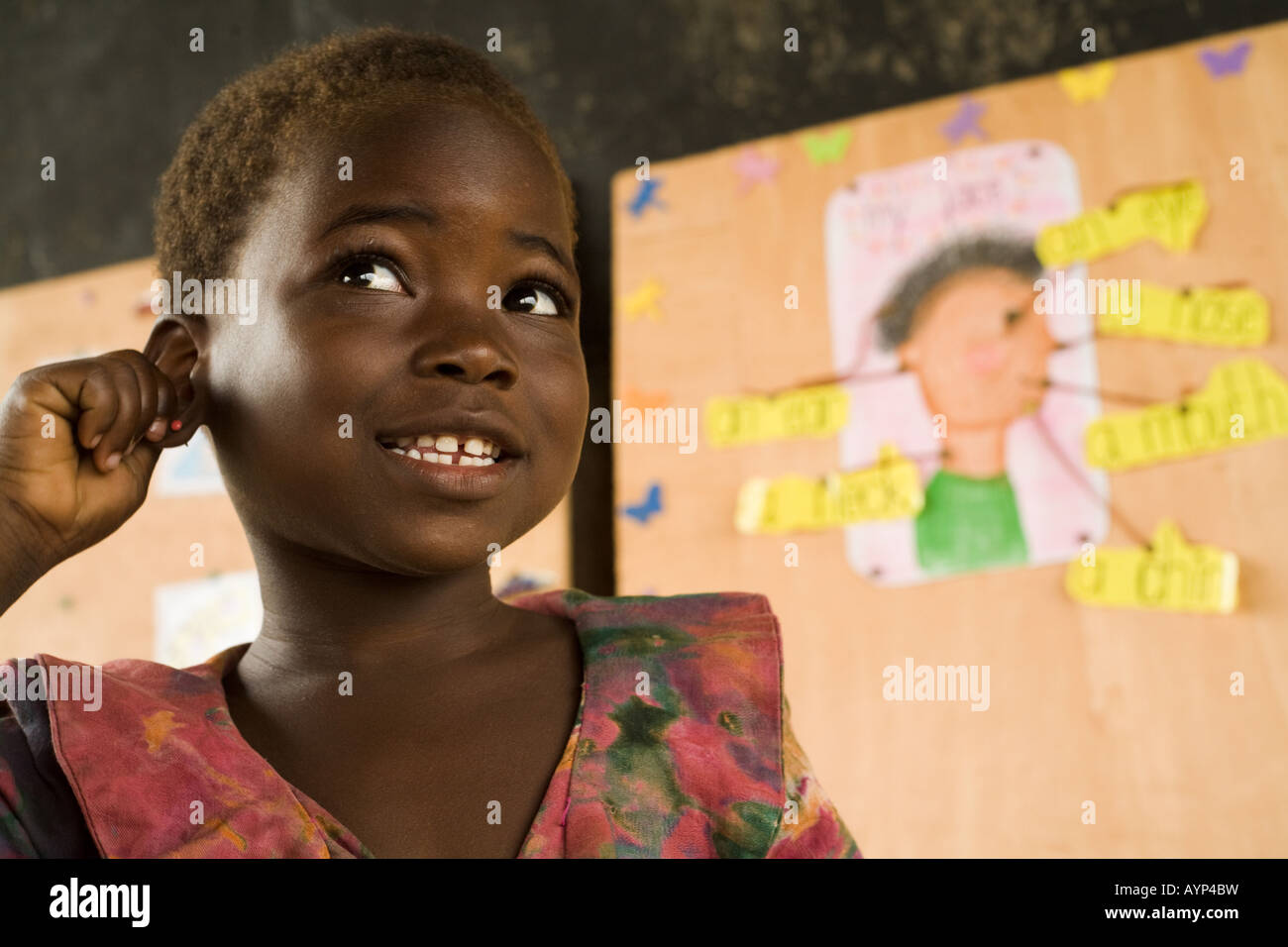 Eine Mädchen zeigt auf Körperteile wie englischen-Wortschatz während des Unterrichts im Kindergarten Kotonli lernt Stockfoto