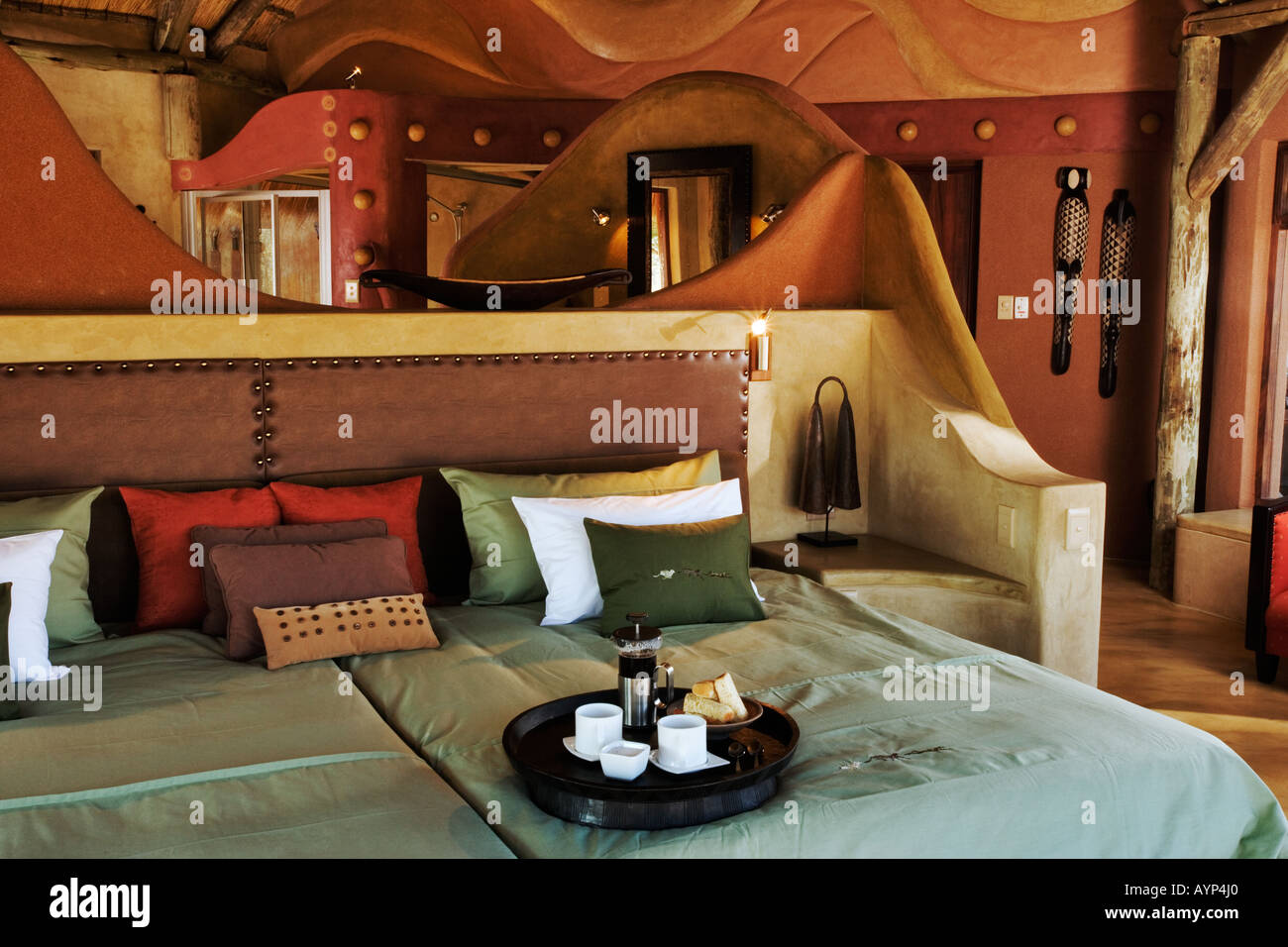 Schlafzimmer in Okonjima Private Game Reserve genießt Luxus in völliger Harmonie mit der Natur Namibia Stockfoto