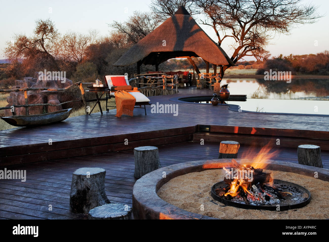 Um offene Kamine sind wo Gäste in der Villa in Okonjima Private Game Reserve Namibia sammelt, Tiere zu beobachten Stockfoto