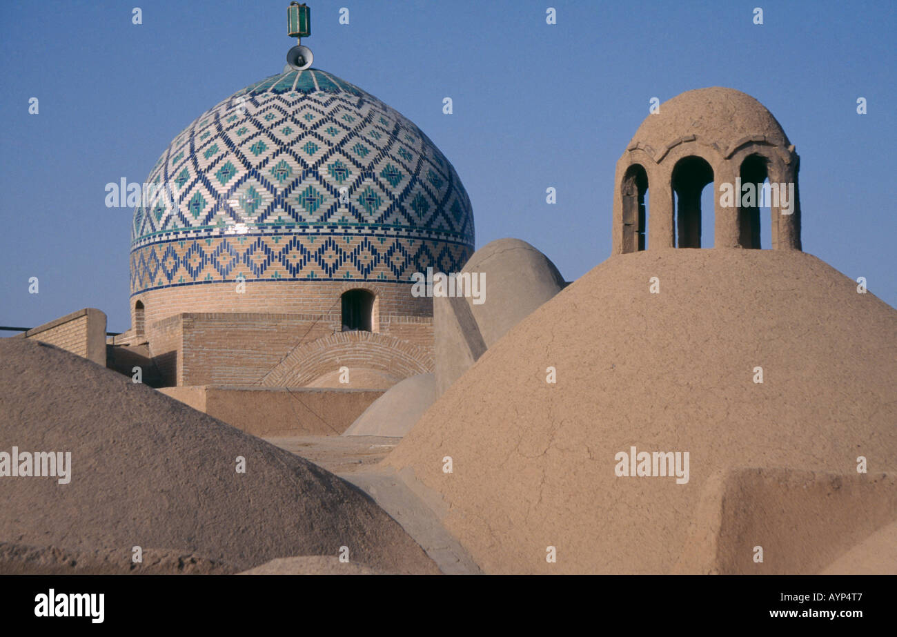 IRAN Zentralasien Nahost Yazd Religion Islam Blick über Dächer und die Kuppel der alten Stadt Moschee Stockfoto