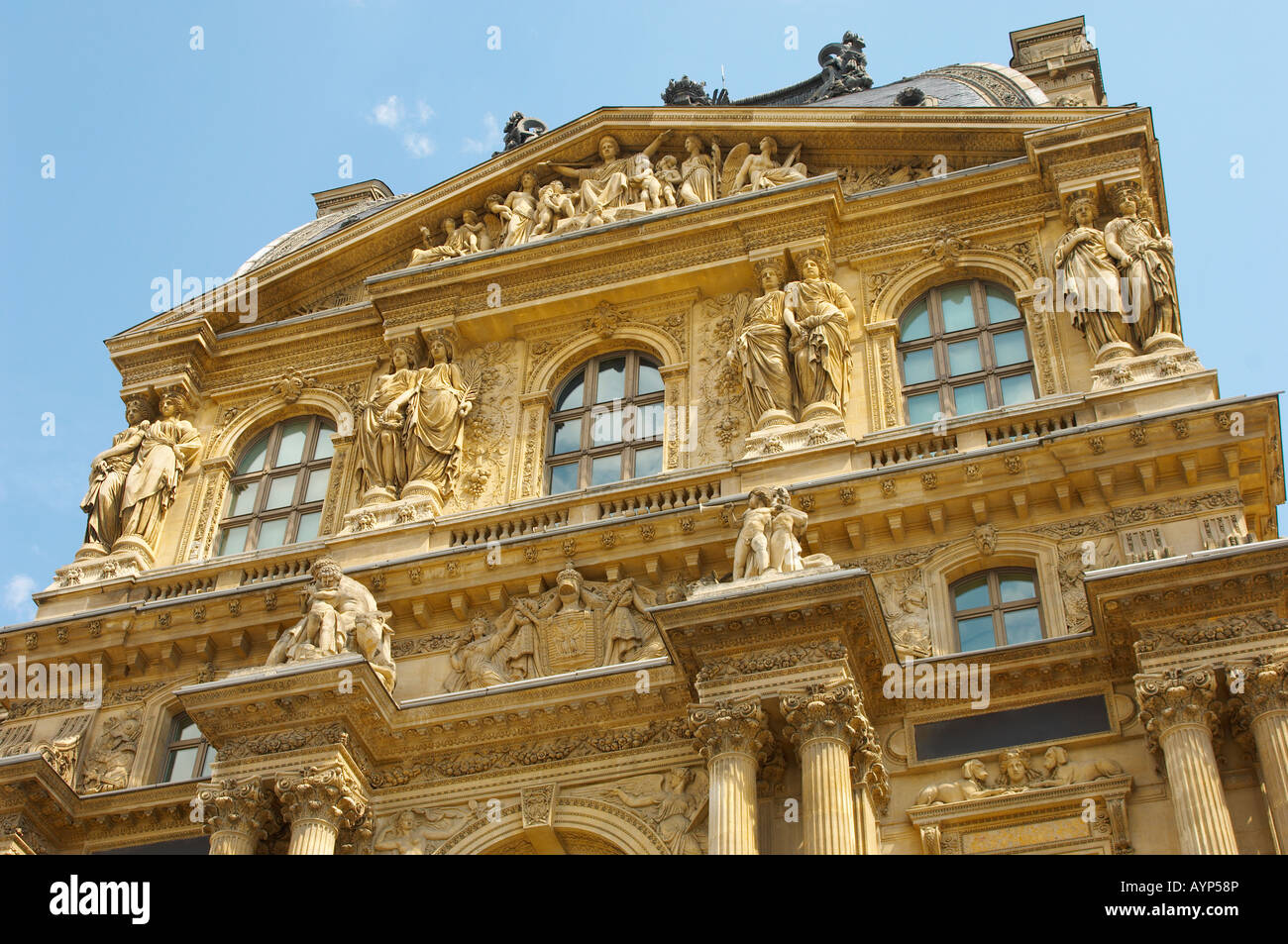 Lamellenfenster und Barock-Statuen - Paris Frankreich Stockfoto