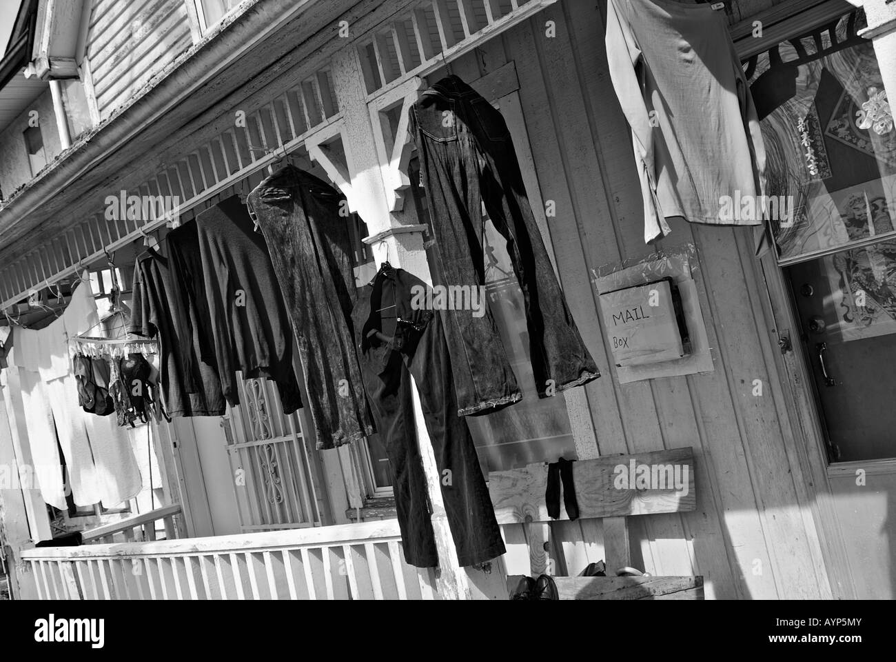 Wäsche trocknen in der Sonne vor einem alten Haus im Stadtteil downtown Eastside Erbe von Strathcona. Stockfoto