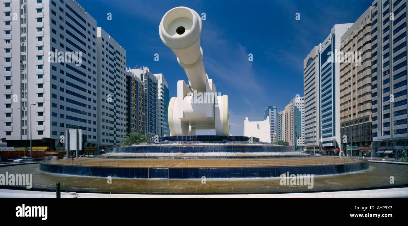 UAE Vereinigte Arabische Emirate Nahen Osten Golf Zustand Abu Dhabi City Center Al Ittihad Square abgewinkelt Blick auf riesige Skulptur der Kanone Stockfoto