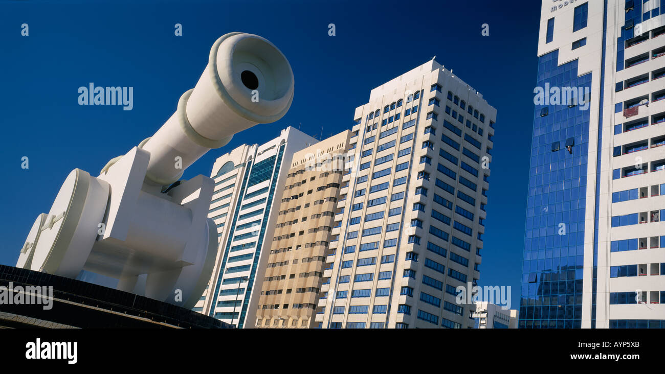 UAE Vereinigte Arabische Emirate Nahen Osten Golf Zustand Abu Dhabi City Center Al Ittihad Square abgewinkelt Blick auf riesige Skulptur der Kanone Stockfoto