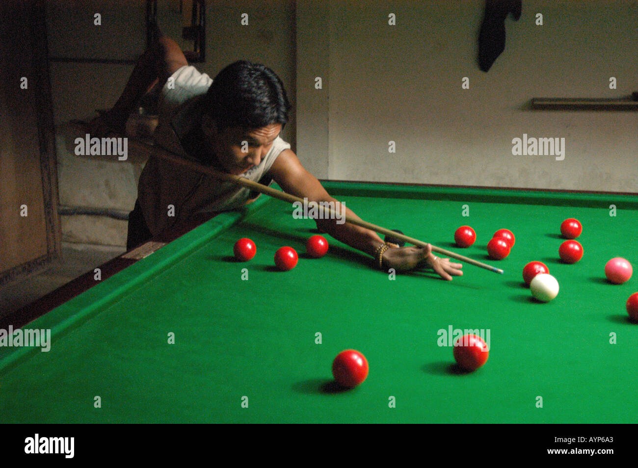 Tibetische Flüchtlinge spielen Billard in Majnu Ka Tilla tibetischen Camp Delhi Indien Stockfoto