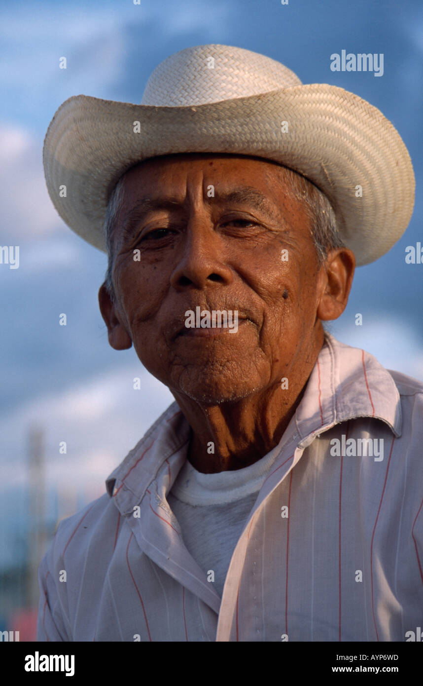 Mexiko Mittelamerika Yucatan Hoctun Kopf und Schultern Porträt des Lächelns älteren Mann mit Hut Stockfoto