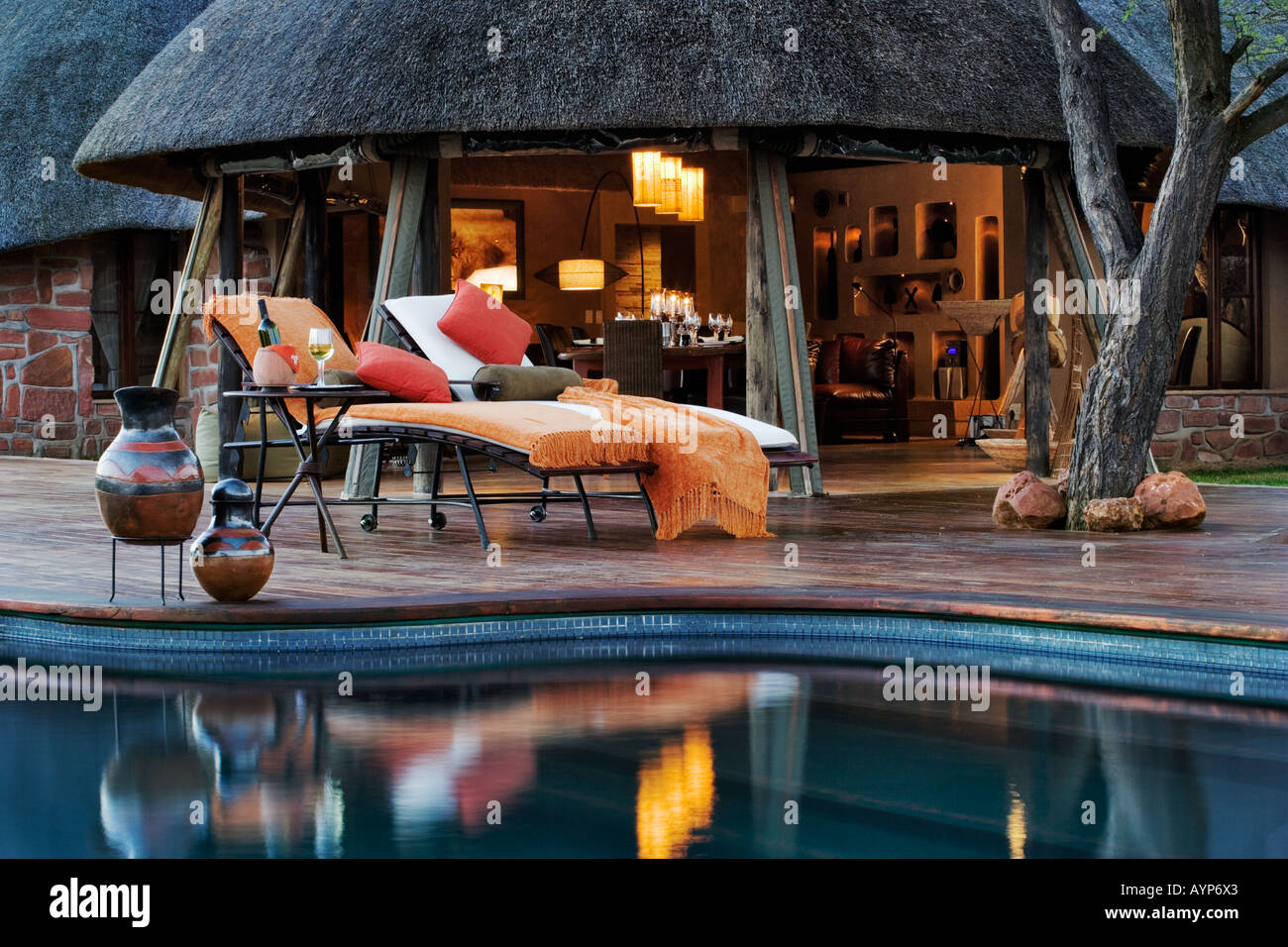 Außenbereich der Villa und Pool eine exklusive Luxus lodge in Okonjima Private Game Reserve Namibia Eigenschaft freigegeben Stockfoto