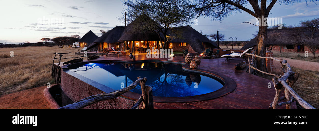 Ansicht der Villa und Pool bei Sonnenuntergang ein exklusiver Luxus lodge in Okonjima Private Game Reserve Namibia Eigenschaft freigegeben Stockfoto
