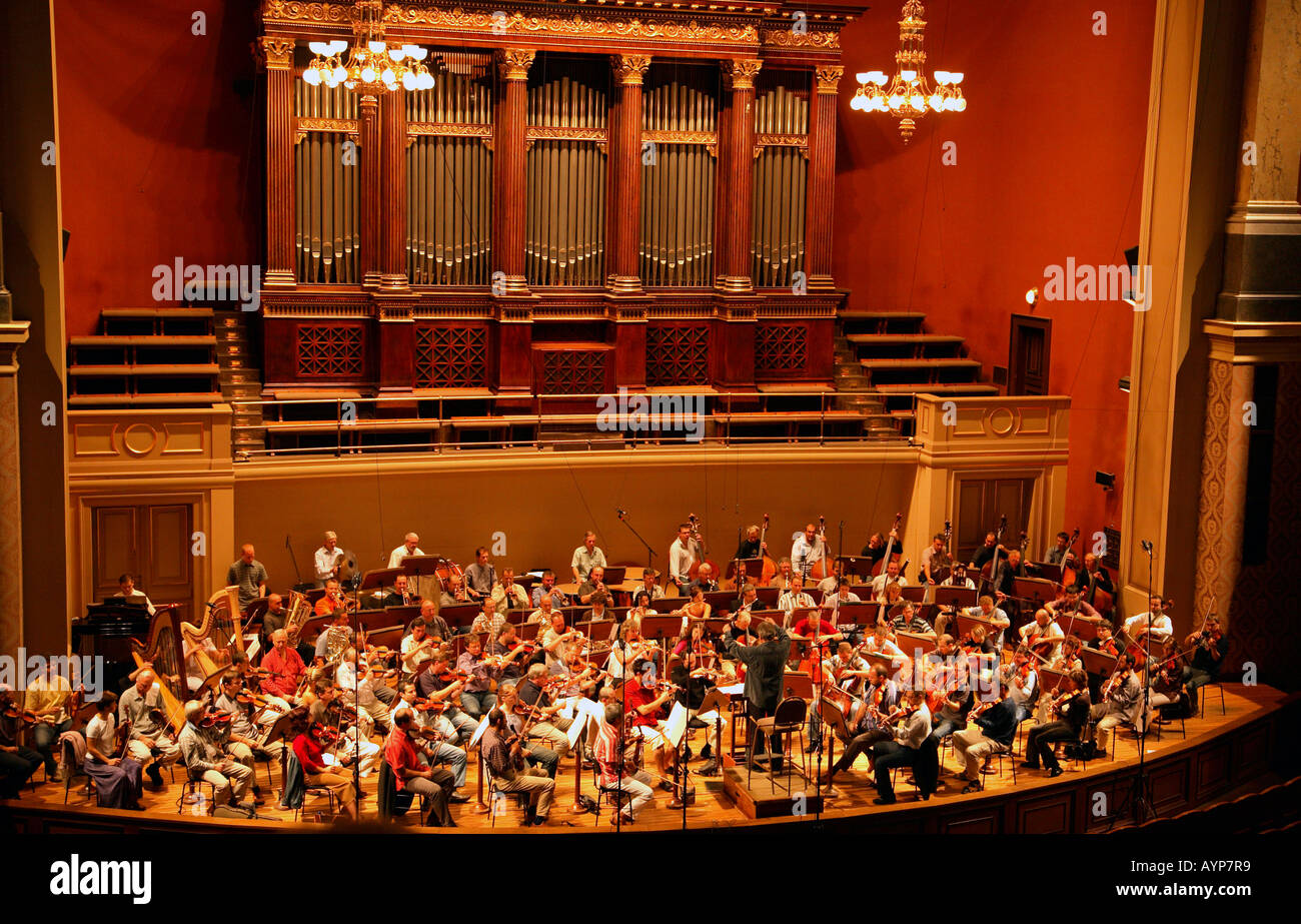 Classical orchestra Fotos und Bildmaterial in hoher Auflösung Alamy