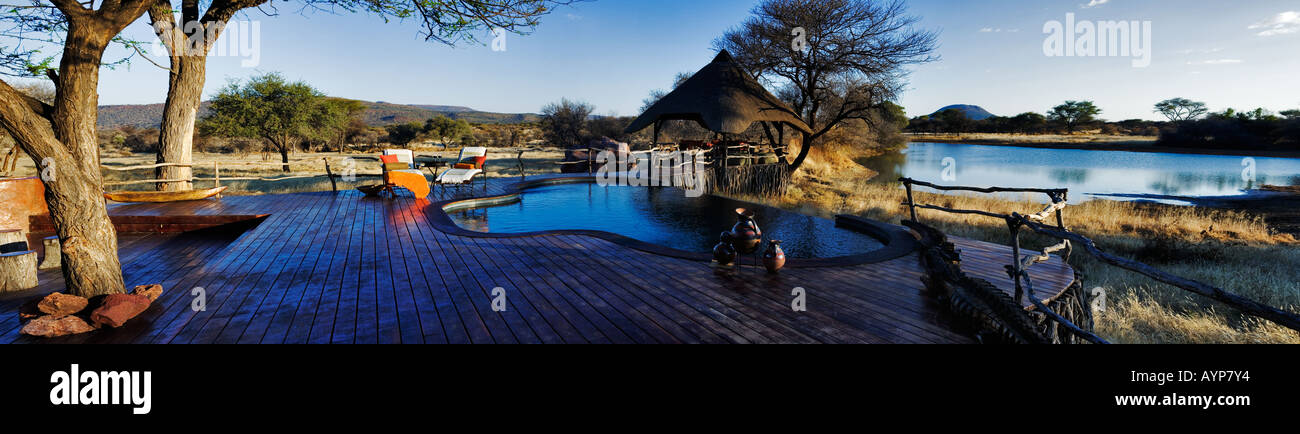 Blick von der Lapa und Schwimmbad über eine Wasserstelle auf Okonjima Private Game Reserve Namibia angeboten Stockfoto