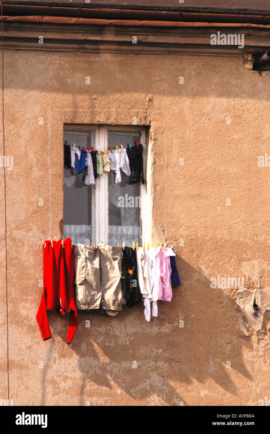 Wand mit Fenster und hängende Wäsche Stockfoto