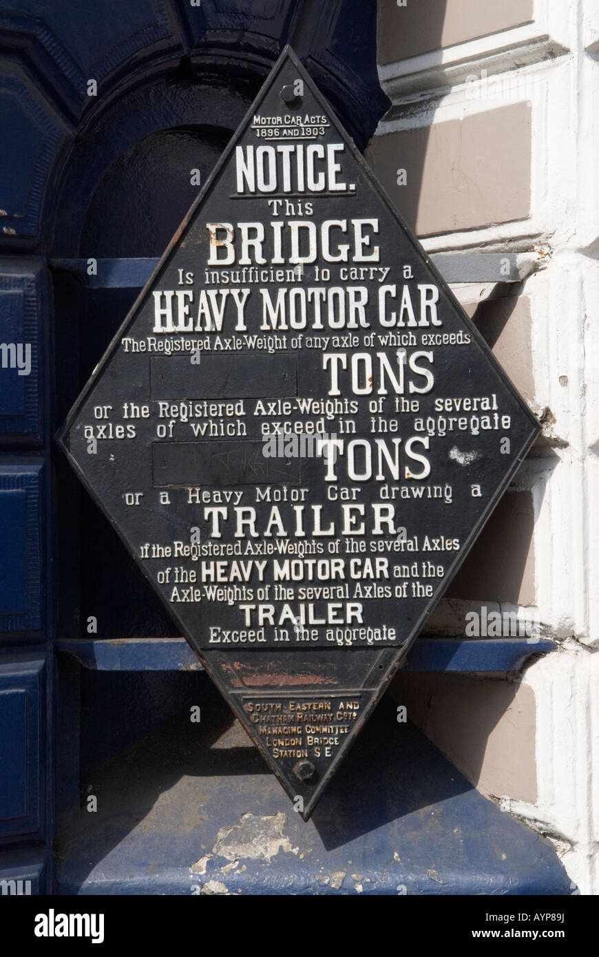 Blackheath Village South East London UK. Alten altmodischen Gewicht Begrenzung Zeichen für Straße Brücke über die Eisenbahn. Außerhalb der Station. Stockfoto