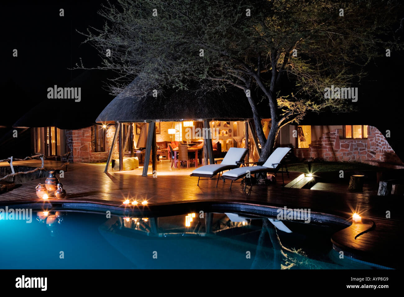 Außenseite des Villa und Swimming Pool in der Nacht ein exklusiver Luxus lodge in Okonjima Private Game Reserve Namibia Eigenschaft Rel Stockfoto