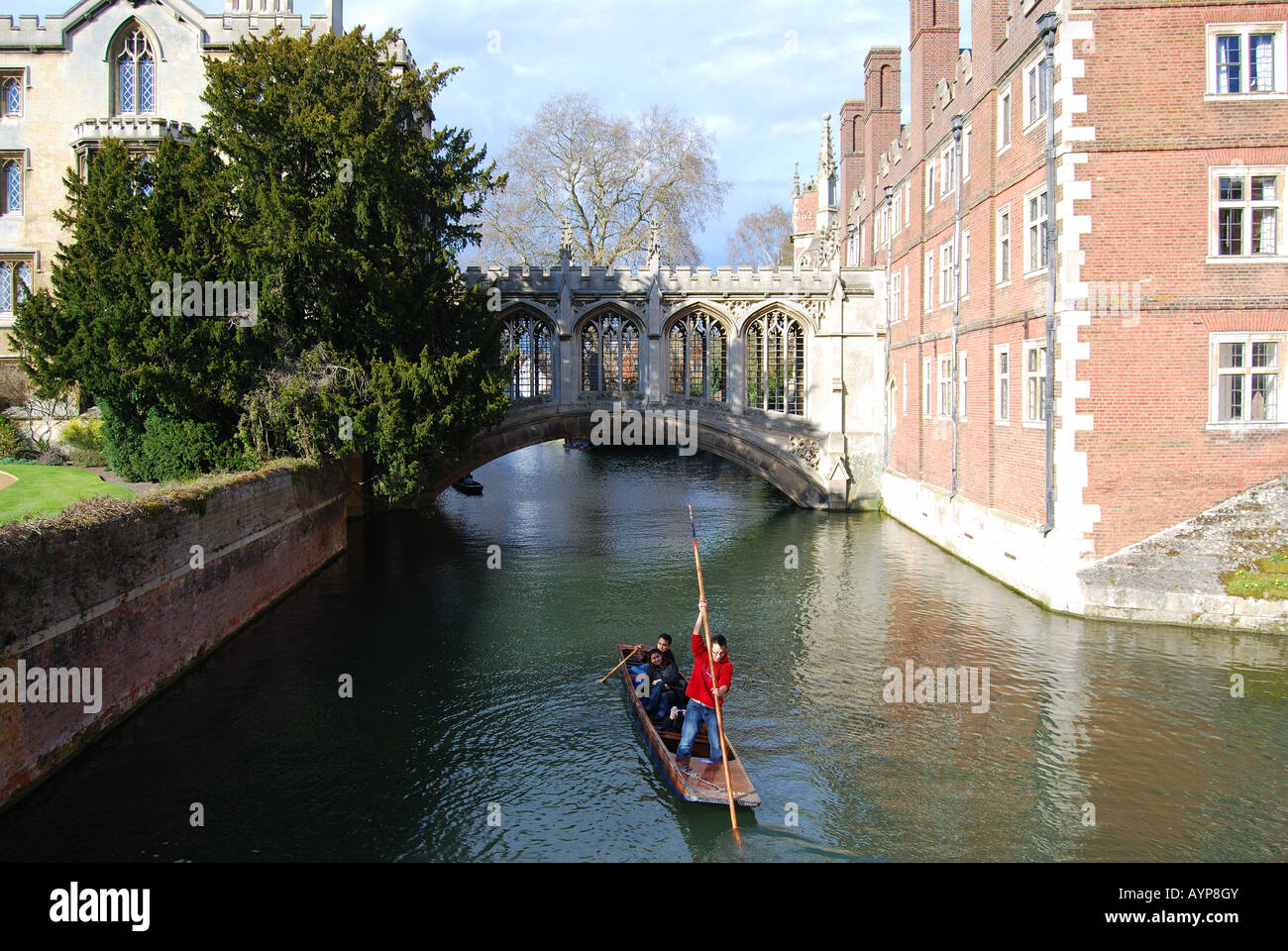 Stechkahn fahren am Fluss Cam, Seufzerbrücke, St John's College in Cambridge, Cambridgeshire, England, Vereinigtes Königreich Stockfoto
