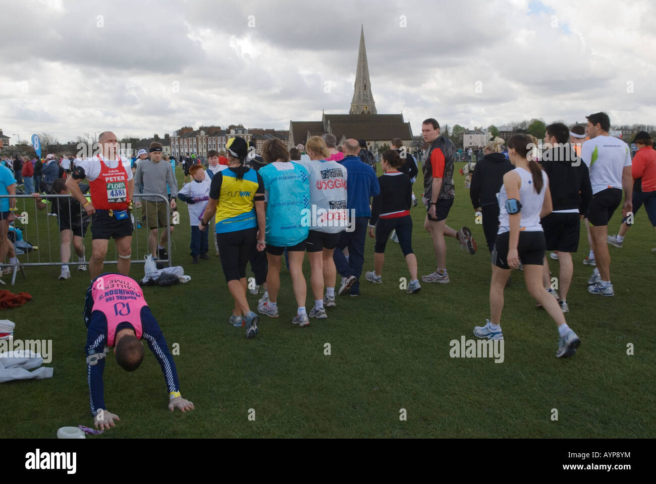 Blackheath Dorf South London SE21 London UK Beginn der normalen Läufer in den London Marathon HOMER SYKES Stockfoto