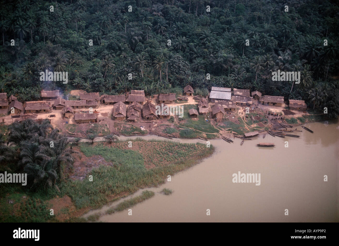 NIGERIA Westafrika Flüsse State Luftaufnahme über strohgedeckten lineare Dorf am Flussufer neben tropischen Wald Stockfoto