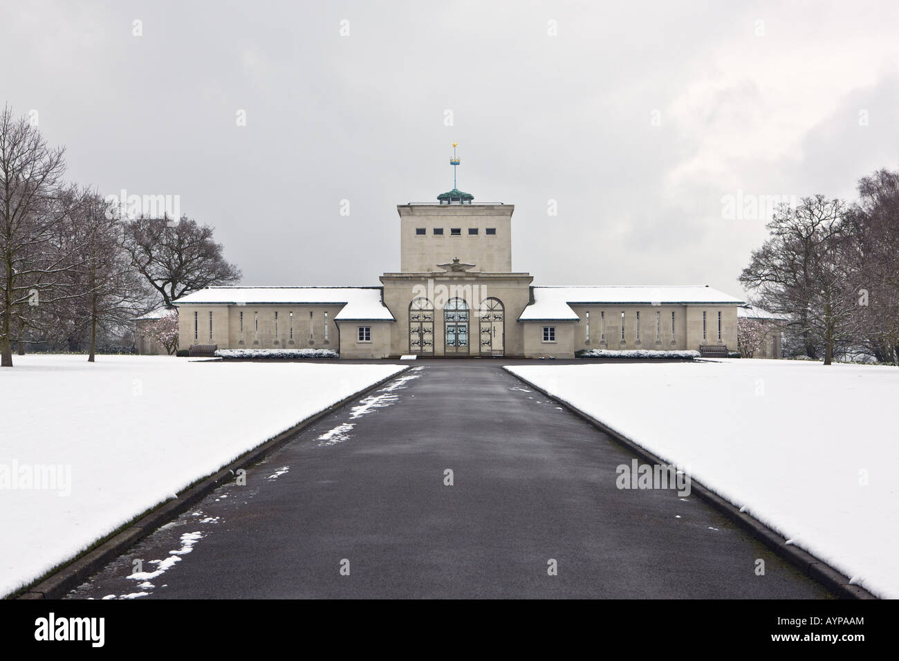 Commonwealth Air Forces Memorial Eingang im Schnee Stockfoto