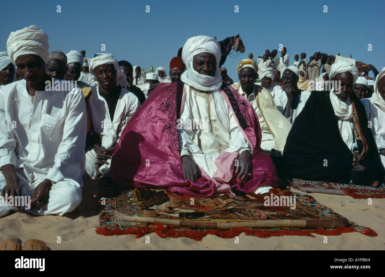 CHAD Zentralafrika Religion Islam Muslim Chef sitzen am Boden im Gebet während Festival inmitten der Menschenmenge Gruppe Stockfoto