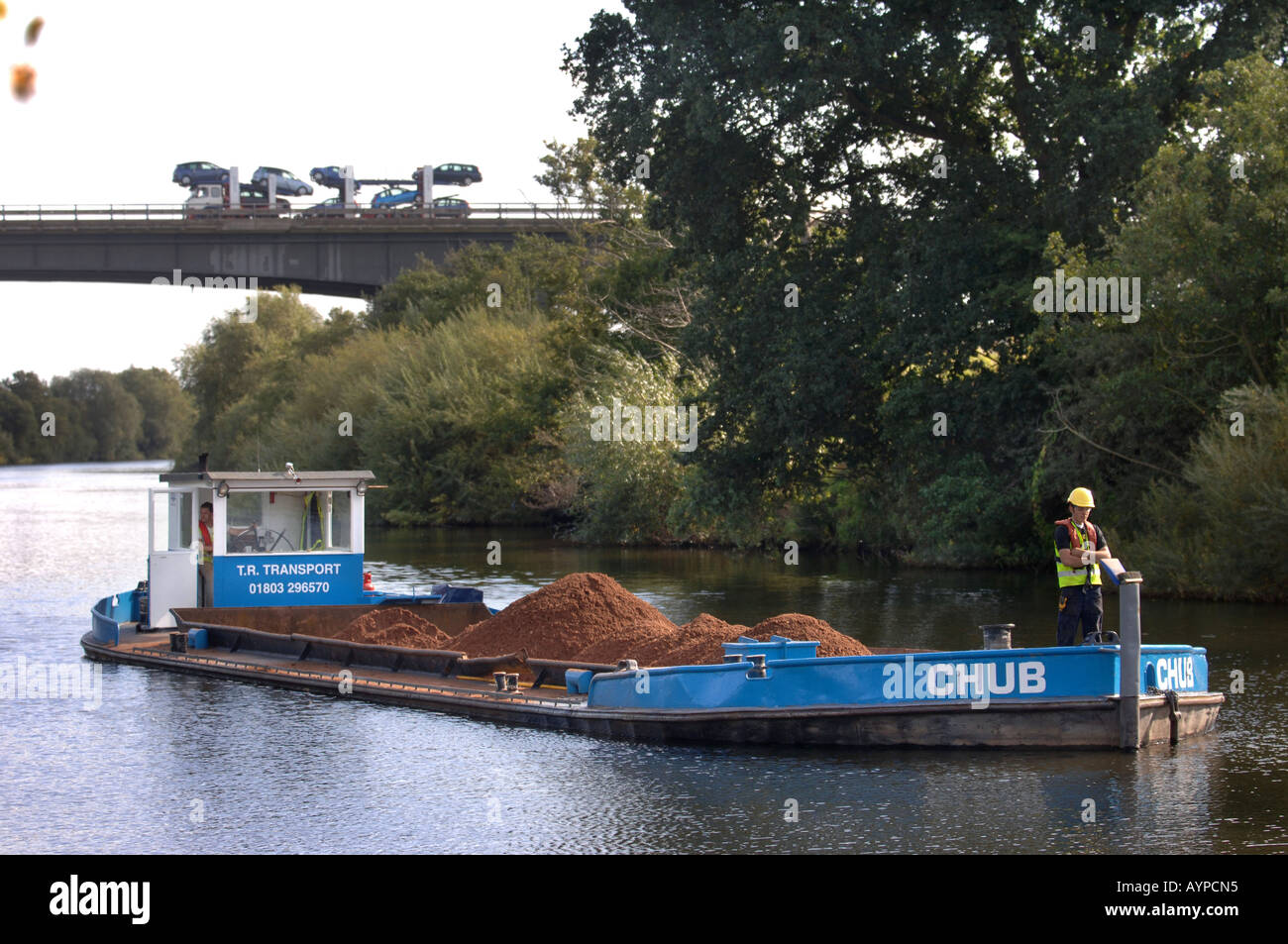 EIN SCHIFF, BELADEN MIT SAND UND KIES VERLASSEN DIE CEMEX-DOCK AM RIPPLE STEINBRUCH GLOUCESTERSHIRE Stockfoto