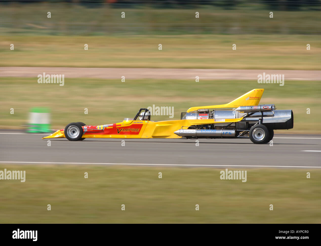 DIE BRITISCHEN GESCHWINDIGKEITSREKORD VERSUCHEN FAHRER COLIN FALLOWS PILOTIERUNG DES NACHVERBRENNUNG JET CAR VAMPIRS AN RAF FAIRFORD Stockfoto