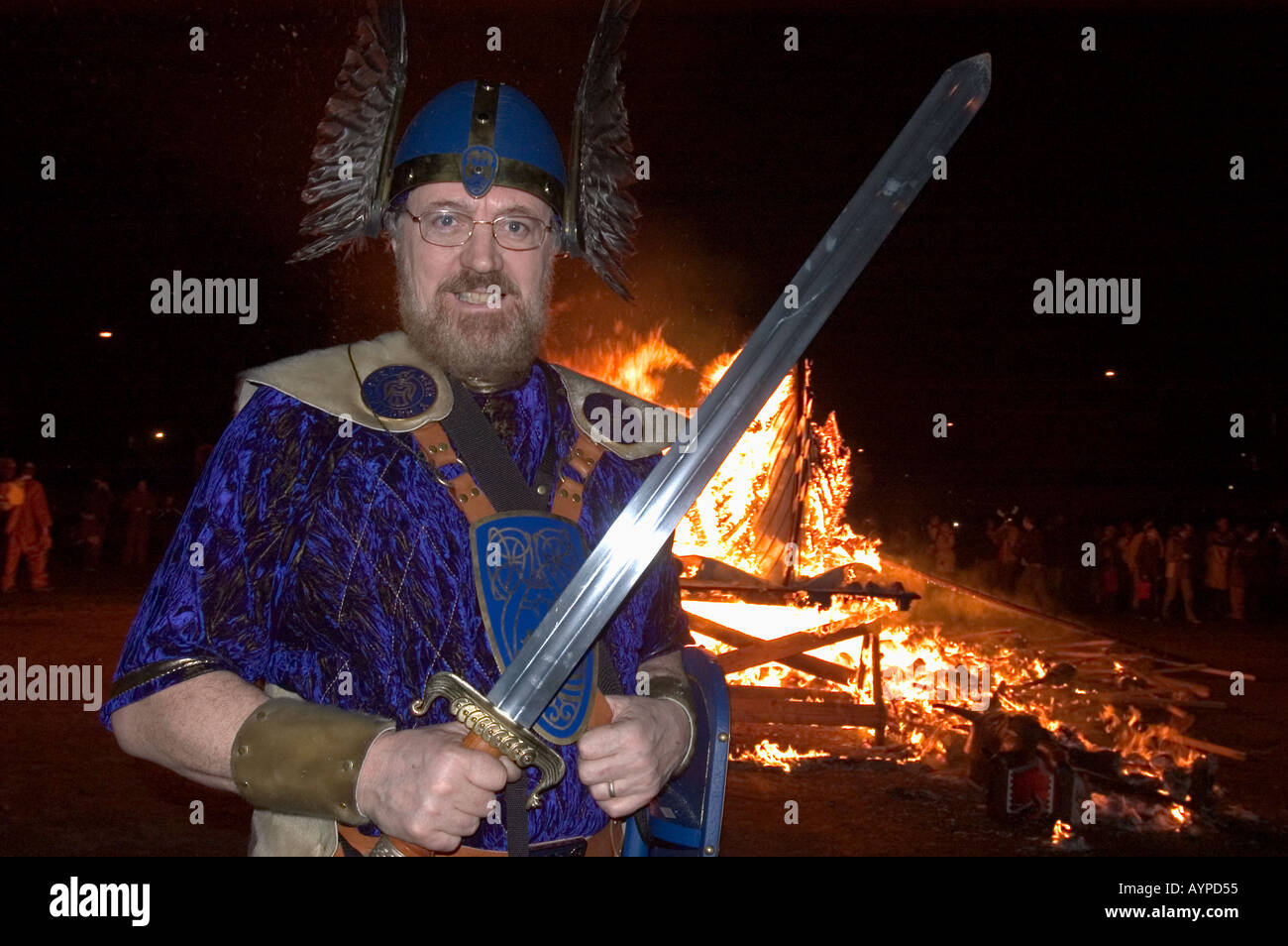 UK Schottland, Shetland-Inseln, UP HELLY AA, Winter Viking Fire Festival, Januar 2005, LERWICK Mann & brennenden Wikingerschiff Stockfoto