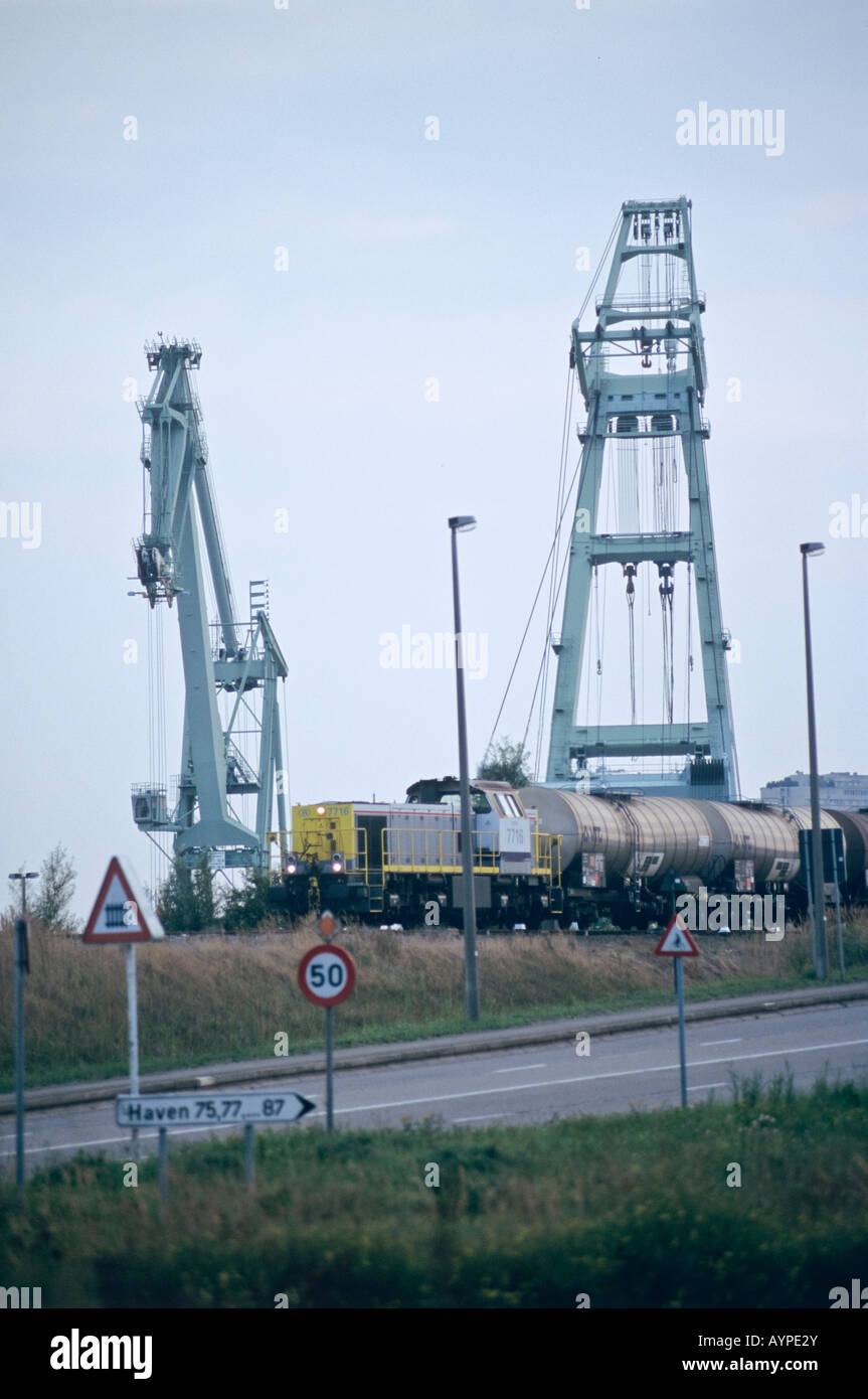 Zug und Kräne im Hafen von Antwerpen Stockfoto