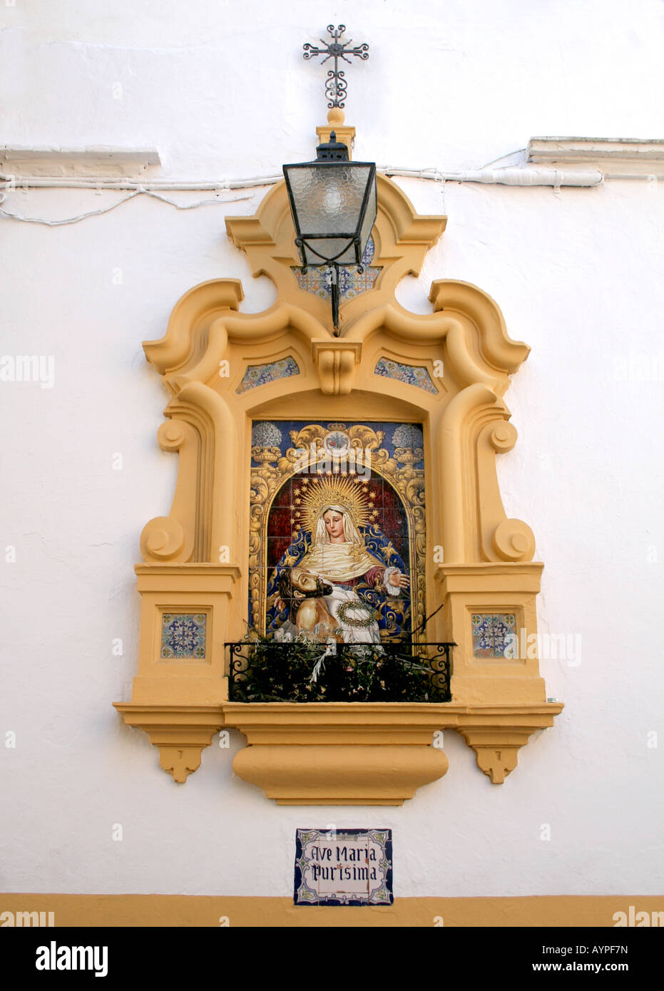 Religiösen Schrein in Sevilla Spanien. Darunter ist eine Tafel mit "Ave Maria Purisima" drauf. Stockfoto