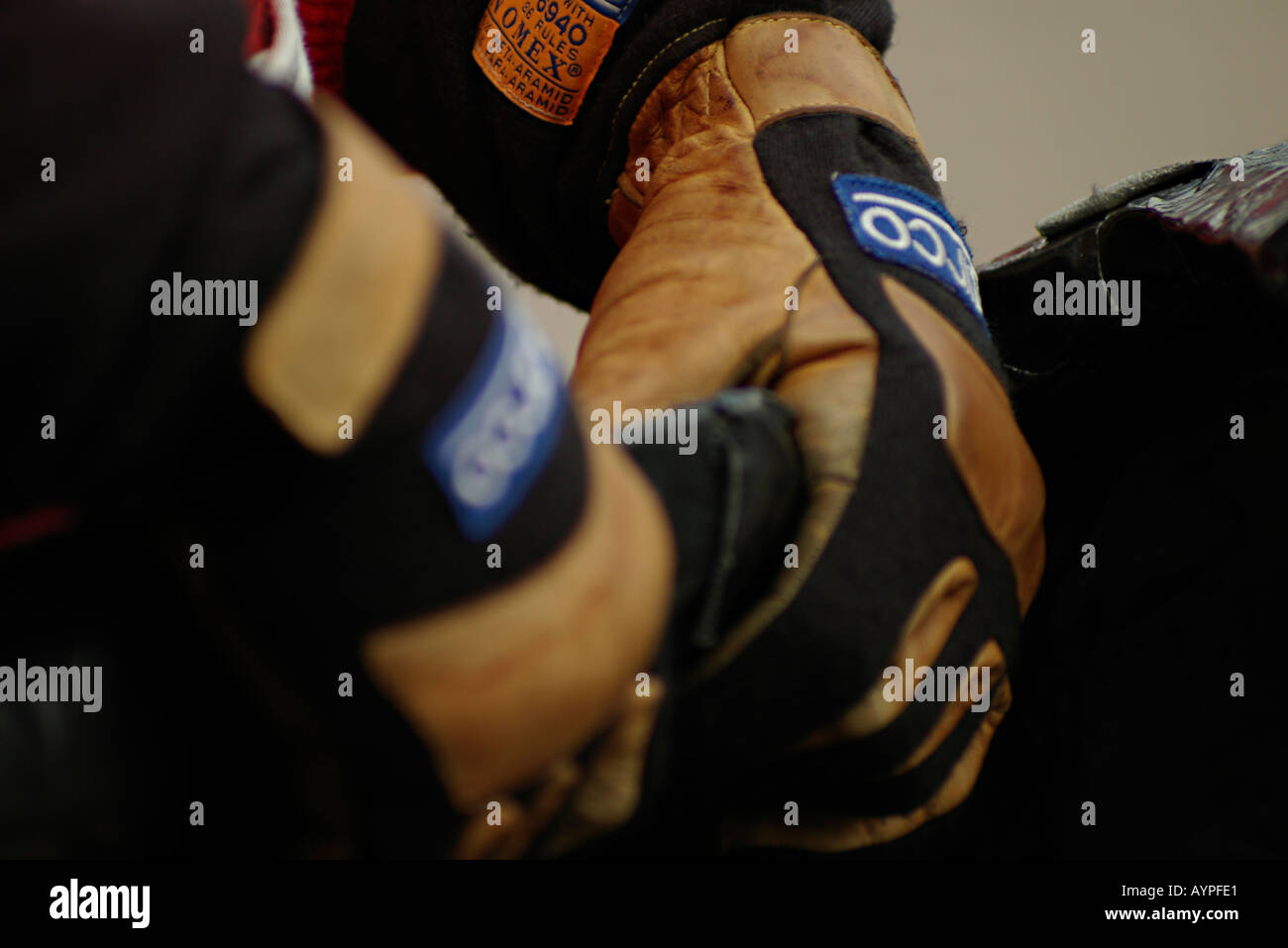 Racing Fahrer behandschuhten Händen bei europäischen Le Mans Series Silverstone UK Stockfoto