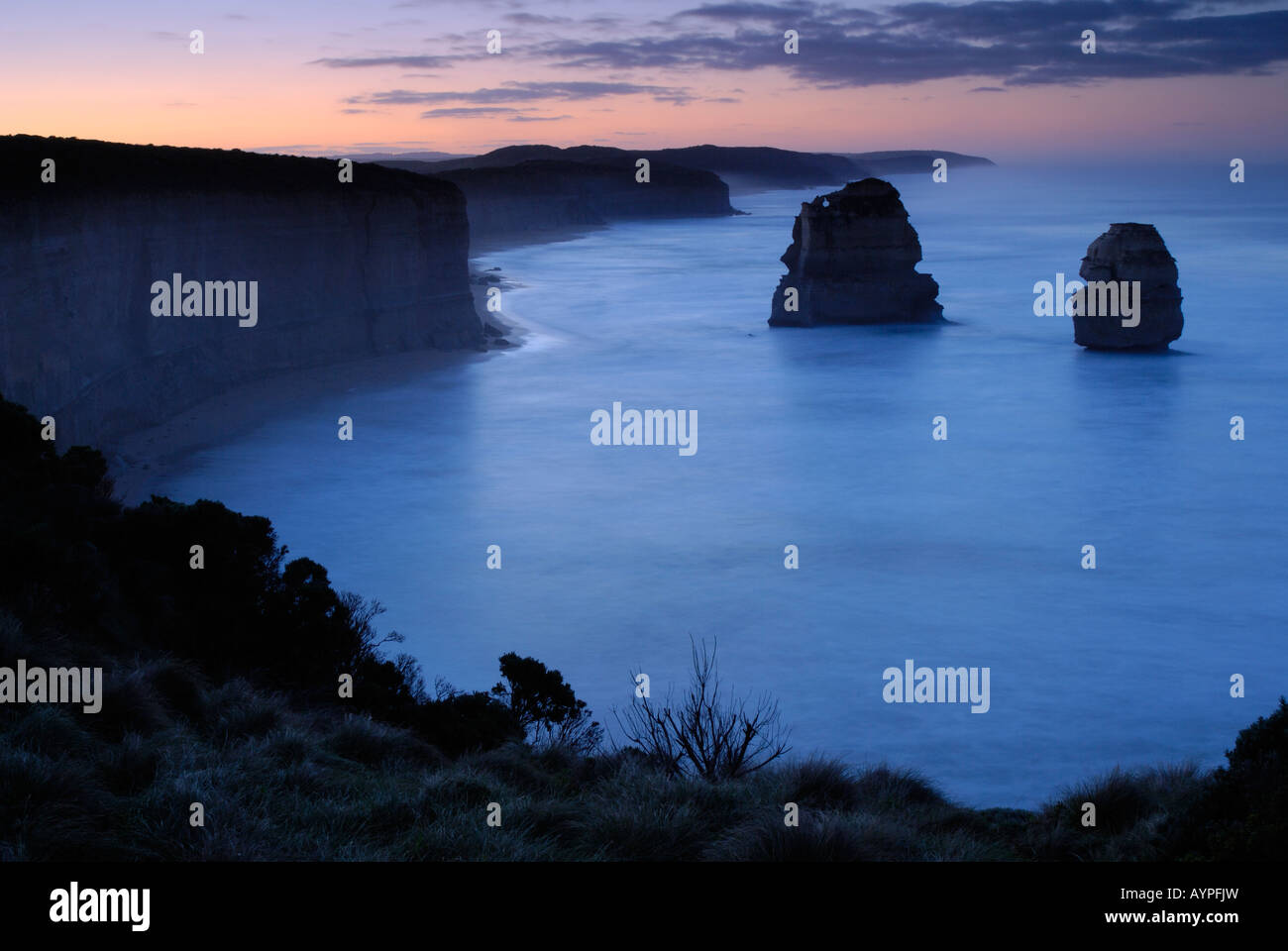 Nach Osten Blick auf The Twelve Apostles vor Sonnenaufgang, Victoria, Australien Stockfoto