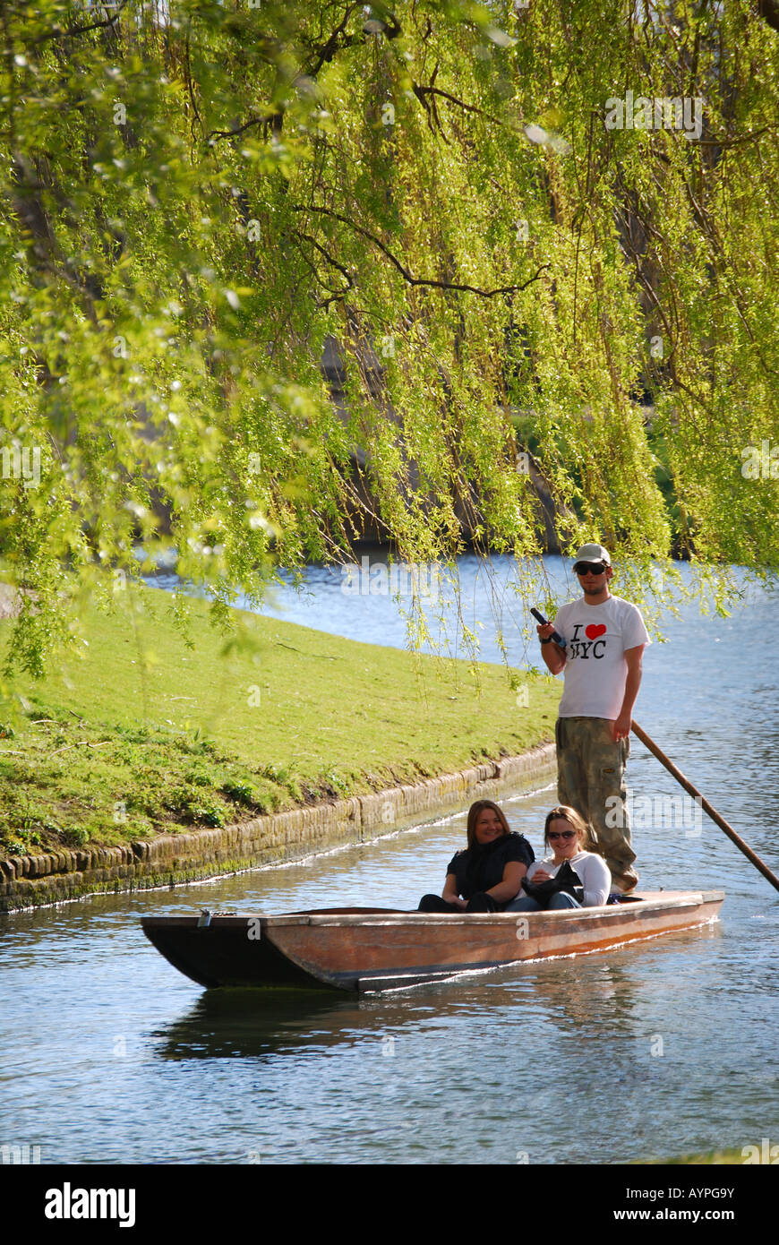 Studenten Stechkahn fahren am Fluss Cam, Cambridge, Cambridgeshire, England, Vereinigtes Königreich Stockfoto